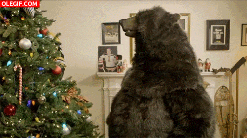 GIF: Un oso junto al árbol de Navidad