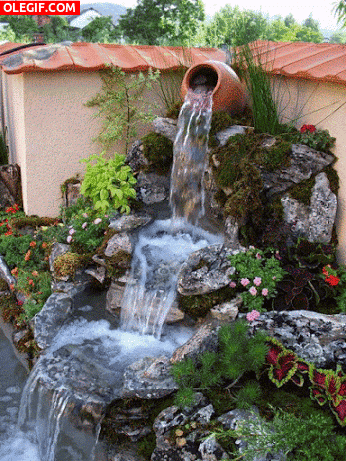 GIF: Bonita fuente en el jardín