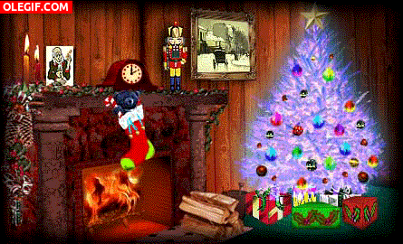 GIF: Árbol de Navidad luciendo junto a la chimenea
