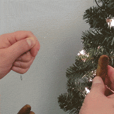 GIF: Adornando el árbol de Navidad