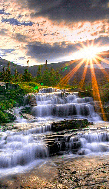 GIF: Radiante sol sobre las cascadas