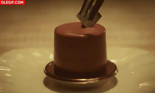 GIF: Comiendo un delicado pastel de chocolate