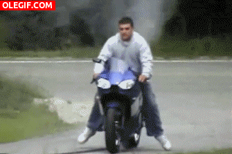 GIF: Haciendo el tonto con la moto