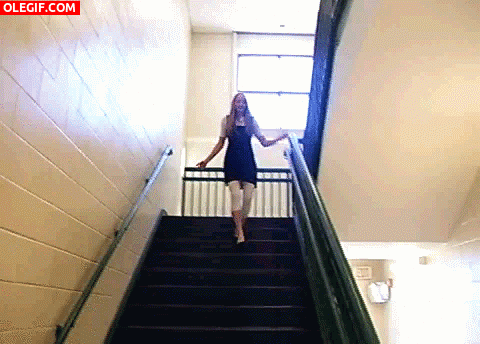 GIF: Bajando las escaleras con estilo