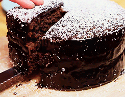 GIF: Cortando una deliciosa tarta de chocolate