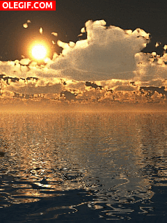 GIF: Nubes y sol sobre el agua