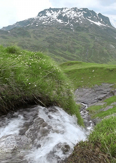 GIF: Río corriendo bajo la montaña
