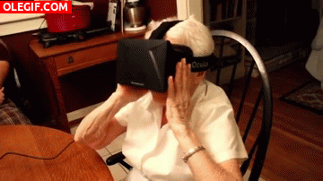 GIF: Cuando tu abuela se pone las Oculus