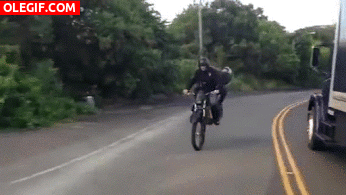 GIF: Menudo accidente de moto
