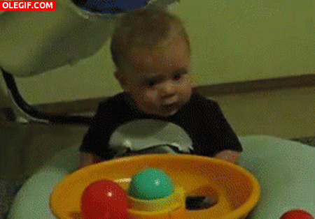 GIF: Este niño alucina con las bolas
