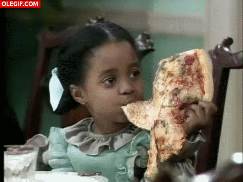 GIF: Es más grande la pizza que la niña