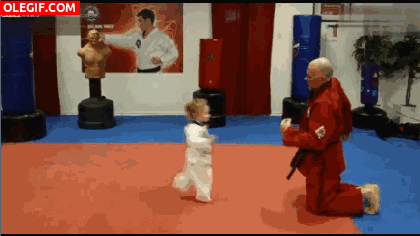GIF: Esta niña es una as de las artes marciales