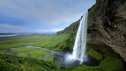 GIF: Hermosa cascada cayendo por el acantilado