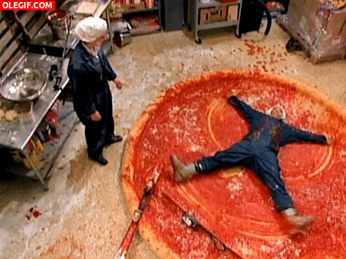 GIF: Diversión sobre una pizza gigante