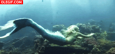 GIF: Sirena moviéndose por el fondo del mar