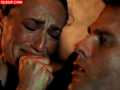 GIF: Chica llorando por desamor