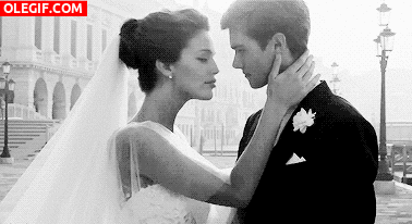 GIF: Beso como recién casados