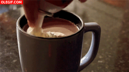 GIF: Poniendo nata montada sobre un chocolate caliente