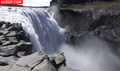 GIF: Río cayendo en una gran catarata