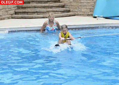 GIF: Practicando esquí acuático en la piscina