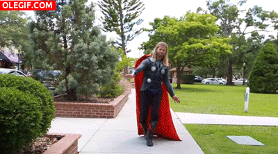 GIF: Thor bailando en un parque
