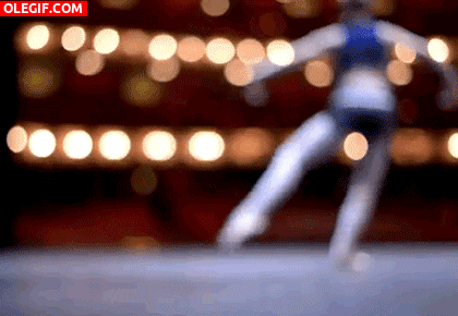 GIF: Bailarina ensayando en el escenario