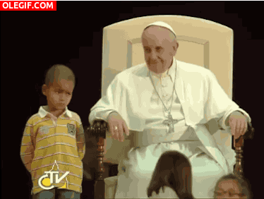 GIF: Este niño esta cansado de estar junto al Papa Francisco