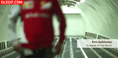 GIF: Kimi Raikkonen no encuentra las llaves del coche