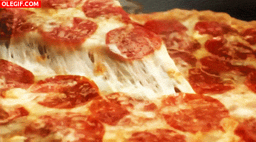 GIF: Comiendo una pizza de pepperoni