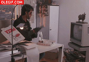 GIF: Stallone peleándose con el mando de la tele