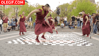 GIF: Vaya ritmo tienen estos monjes