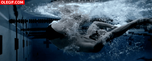 GIF: Nadador bajo el agua
