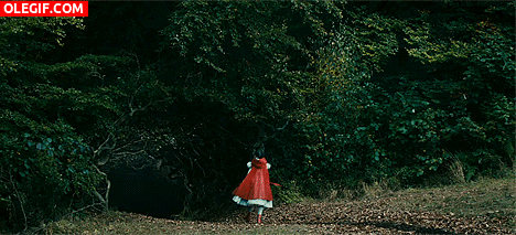 GIF: Caperucita Roja adentrándose en el bosque
