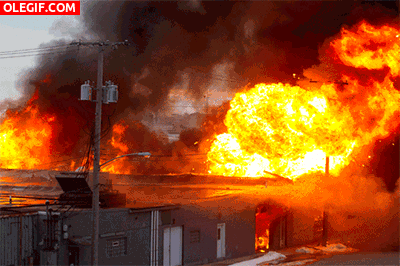 GIF: Explosión en una gasolinera