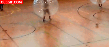 GIF: Burbujas jugando al fútbol