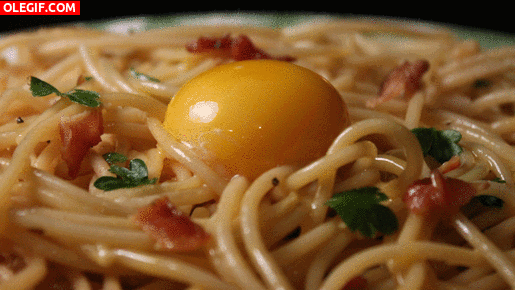 GIF: Huevo hundiéndose entre los espaguetis