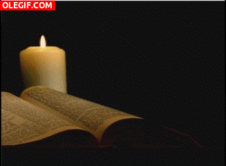 GIF: Leyendo la Biblia a la luz de una vela