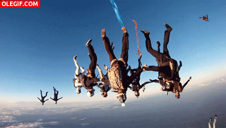 GIF: Paracaidistas en el cielo