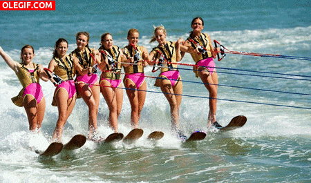 GIF: Chicas practicando esquí acuático