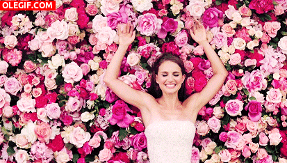 GIF: A Natalie Portman le gustan las flores