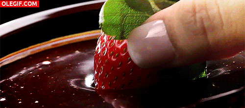 GIF: Mojando una fresa en chocolate