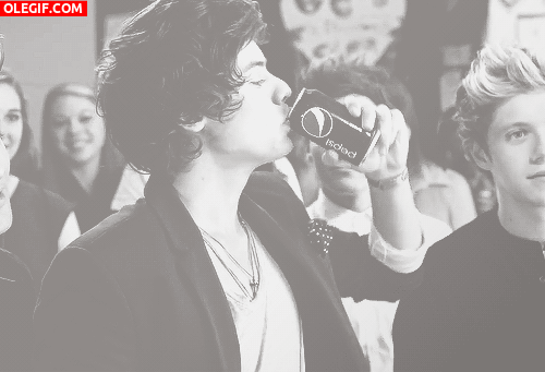 GIF: A los chicos de One Direction les gusta beber Pepsi