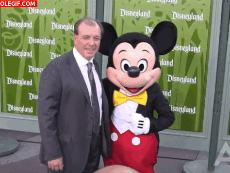 GIF: Paso de darle la mano a Mickey Mouse