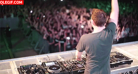 GIF: DJ animando la fiesta