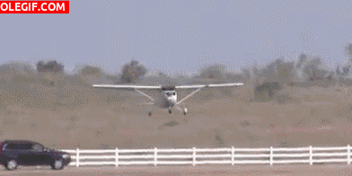 GIF: Mira cómo choca el avión