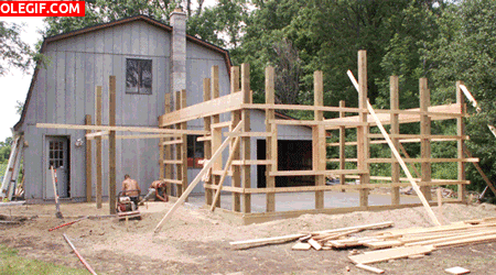 GIF: Construyendo una casa de madera