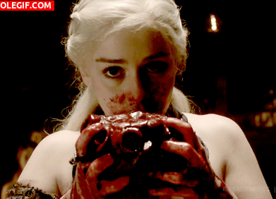 GIF: Daenerys Targaryen comiendo un corazón