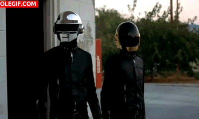 GIF: Daft Punk girando la cabeza