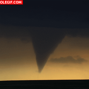GIF: Mira el tornado tocando tierra