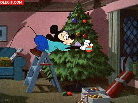 GIF: Mickey Mouse decorando el árbol de Navidad